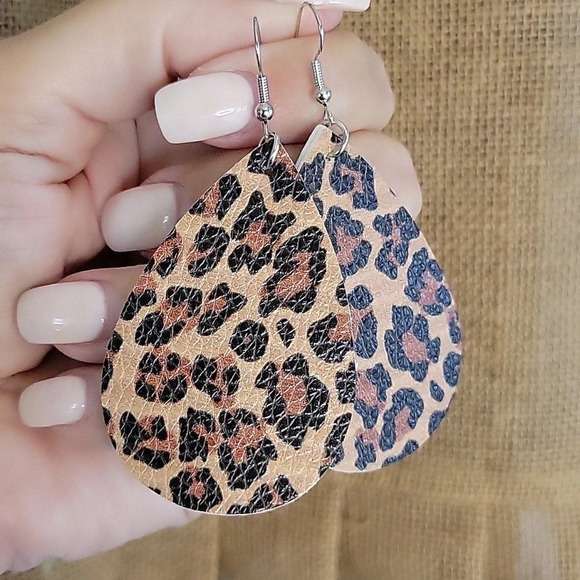 ANIMAL PRINT LEATHER EARRINGS - Picture 4 of 7
